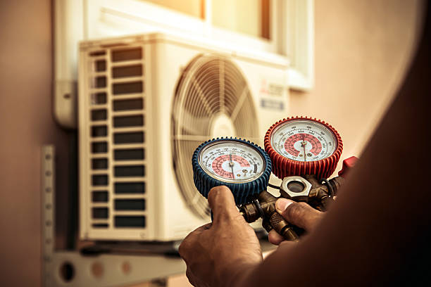 Professional Heat Pump Repair technician working in Flora Vista, NM